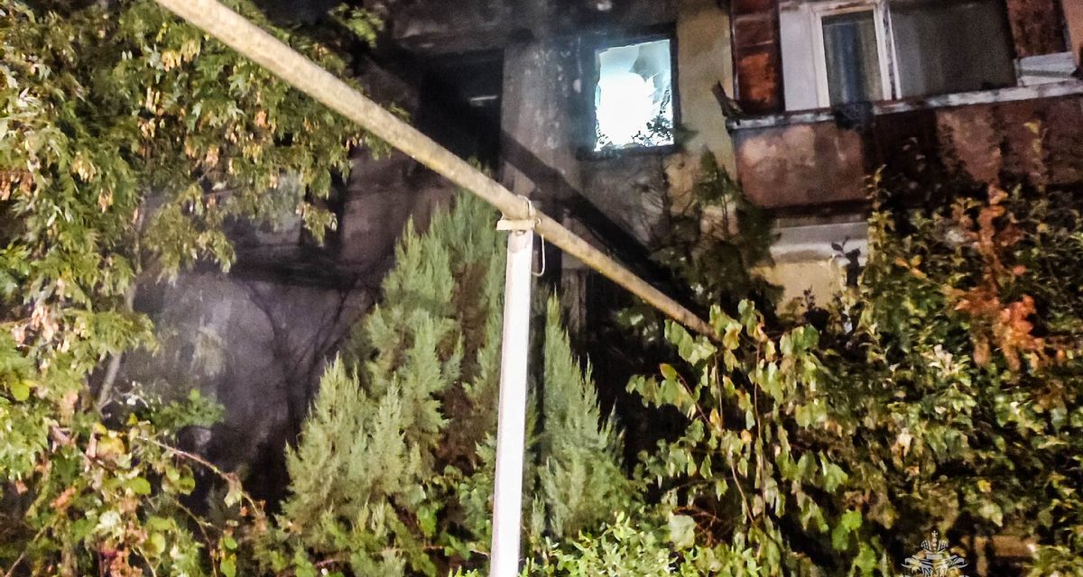 На пожаре в четырёхэтажке в Севастополе спасли 12 человек и эвакуировали ещё 20