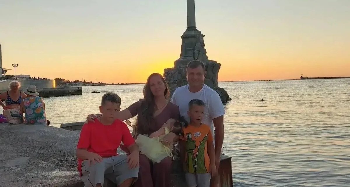 Семья Голубовых получила коляски и кроватки для третьего ребёнка бесплатно