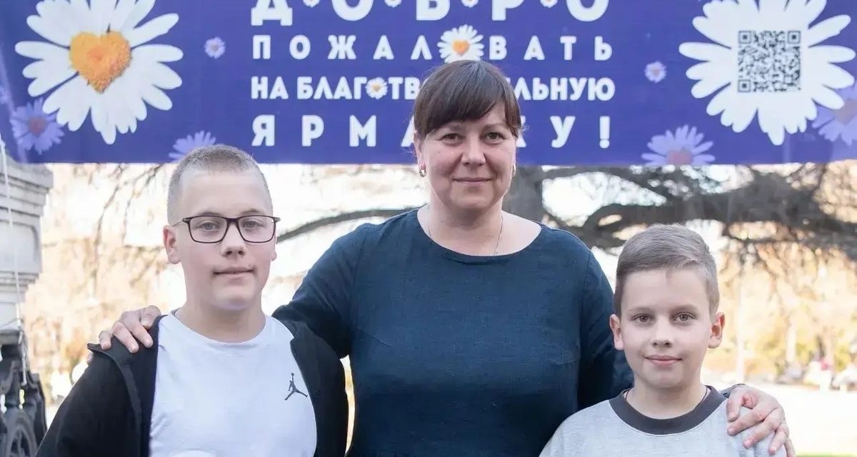 Школьники в Севастополе год копили деньги и отдали свои копилки на благотворительной ярмарке